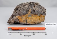 Tafel 1: Foto der Handprobe 18461. Die mineralisierte monomiktische Brekzie ergab 1,7 g/t Au und 15 g/t Ag innerhalb des Schlitz-Abschnitts 44,9 m bei 0,4 g/t Au und 9 g/t Ag.
