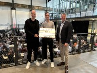 Lars Weiler ist der 4.000. Mitarbeiter der Materna Gruppe. Materna-CEO Martin Wibbe (links) und Personalleiter Martin Brochhaus (rechts) begrüßen den Software Developer im Unternehmen. 