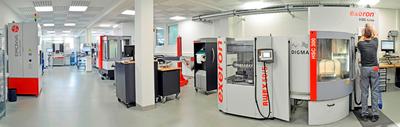 Industrialisierter, automatisierter Werkzeugbau: Das neue Bearbeitungs-Center von Toolcraft im Geschäftsbereich Formenbau und Spritzgießen (Panoramaaufnahme) (Bild: MBFZ toolcraft)