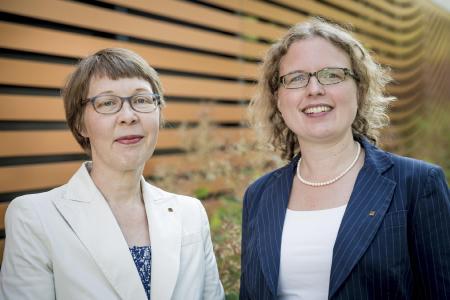 Gisela Eickhoff (left) and Ulrike Upmeyer celebrate the award