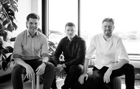Plan.One Führungsspitze: v. l. Nikita Mattar, Director of Software Development & Infrastructure, Nicolaus Pohrisch, Director of Business Development, Patric de Hair, CEO / Bildnachweis: Plan.One GmbH