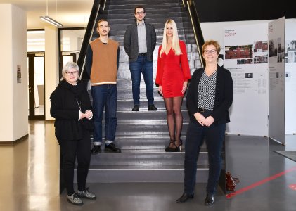 Rektorin Prof. Dr. Karin Luckey (li.) und Prodekanin Prof. Dr. Silke Eckardt (re.) gratulieren (v. li.) Nick Zinthäfner, Sören Franzke und Gabi Beer zum jeweils mit 1.000 Euro dotierten Karl-Engeland-Preis