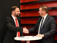 Die strategische Partnerschaftsvereinbarung wurde am 20. November 2025 auf der MILIPOL 2025 von Markus Fitterling, Vice President Sales & Marketing bei Heckler&Koch (links), und Espen Hoilund, Vice President Sales bei Rheinmetall Nordic (rechts), unterzeichnet.