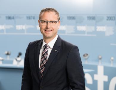 Johannes Moosmann, Geschäftsbereichsleiter Industrielle Antriebstechnik bei ebm-papst, einen Fachvortrag auf der Anwenderkonferenz „Dezentral Automatisieren“ im Juni in Stuttgart