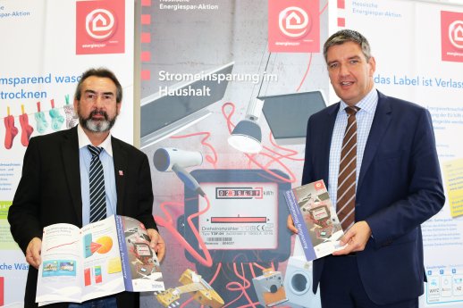 48a_v.l. KLaus Fey (HESA) und Bürgermeister Michael Heil eröffnen die Ausstellung_November_.JPG