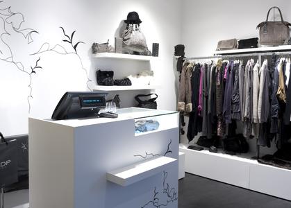 Odyssé II in a DDP Woman store in Chartres (France) – (graphite base and black piano clips)