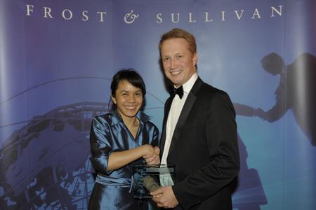 Frau Sharifah Amirah, Research Manager, Information & Communication Technologies, Frost & Sullivan und Herr Geir Langfeldt Olsen, President, Europe, Middle East and Africa (EMEA)