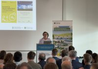 Katrin Flinspach, Geschäftsführerin der terranets bw und stellvertretene Vorsitzende des Wasserstoff-Beirats Baden-Württemberg stellt auf dem H2-Kolloquium das neue Empfehlungspapier vor.