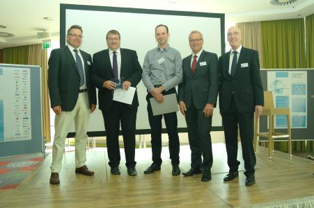 v.l.n.r.: Dr. Jürgen Haase, Vorstandsmitglied im edacentrum, Preisträger Prof. Dr.-Ing. Wolfgang Ecker, Laudator Dr. Jan-Hendrik Oetjens, Prof. Dr. Wolfgang Nebel und Prof. Dr. Wolfgang Rosenstiel, Vorstandsmitglieder im edacentrum