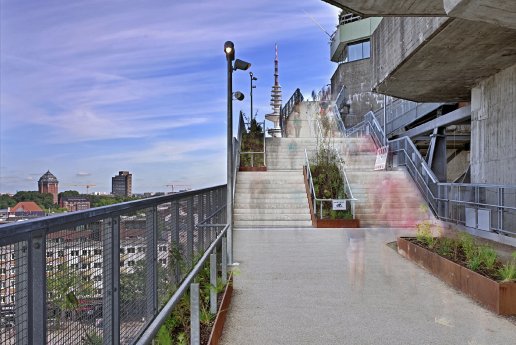 Bunker Weg Unten Treppe lang korrigiert 2.jpg