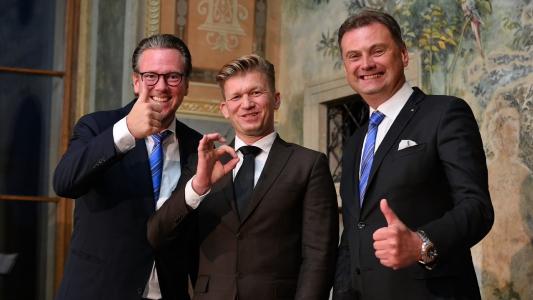 HARTING CEO Philip Harting (left) and Marek Sucharda (right), Managing Director HARTING s.r.o., were pleased with the positive development in the Czech Republic. Andrej Schvarc (center), Managing Director Blumenbecker Prague s.r.o., thanked for the good cooperation over the years