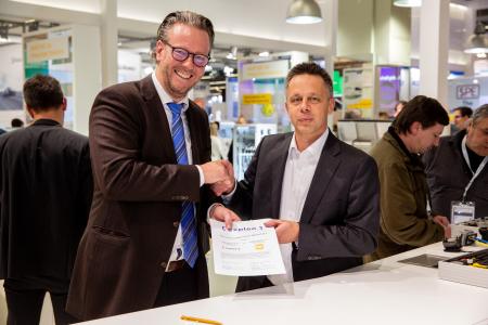 The HARTING Technology Group and Expleo Germany GmbH concluded a cooperation agreement at the SPS Trade Fair 2019 in Nuremberg. The picture shows (from left) Philip Harting, Chairman of the Board of the HARTING Technology Group, Peter Seidenschwang, Head of Industry at Expleo Germany GmbH