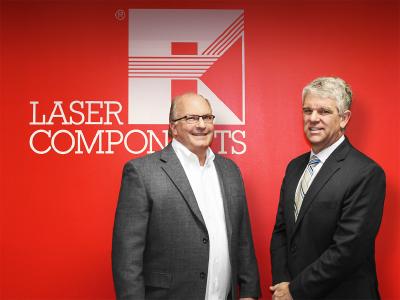 Matt Robinson (r.) übernimmt die Leitung der LASER COMPONENTS USA, Inc. von Gary Hayes