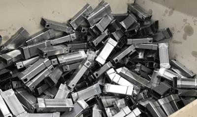 Durch die wirkungsvolle Trennung von Feinstpartikeln, Emulsionen und Ölen aus den wässrigen Flüssigkeiten wird die Standzeit der Reinigungsflotte bei der Teilereinigungsanlage um ein Vielfaches verlängert. Das wirkt sich direkt auf unsere Entsorgungskosten aus.
©Bildquelle: MKR Metzger
