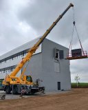 Die neue CT-Anlage wird mit einem Kran in das zweite Obergeschoss des TZQ gehoben. Bild: Stefanie Mehler-Ringe, SKZ