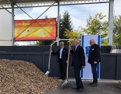 Bei der Befeuerung der neuen Anlage v.li. GETEC CEO Thomas Wagner, Bürgermeister Andreas Weiher.jpg