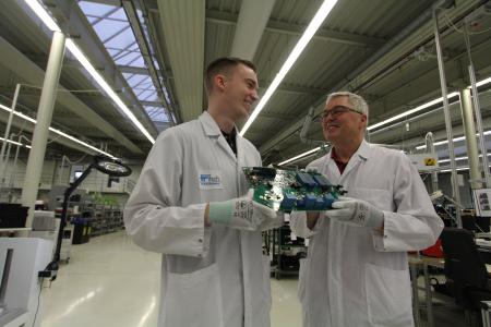Bis Ende 2021 will Bernhard Noll (rechts) den aus dem elsässischen Betschdorf stammenden Aurelién Kleiber auf seinen Posten als Leiter des Qualitätsmanagements vorbereiten. Anmerkung: Das Foto wurde bei der Fritsche Elektronik noch vor der Abstandsregelung der Bundesregierung zur Corona-Pandemie erstellt