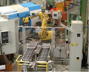 Verkettung von einem Bearbeitungszentrum, einer Drehmaschine, einer Messmaschine und einem Tieflochbohrwerk durch einen FANUC-Roboter R-2000i mit B-Controller