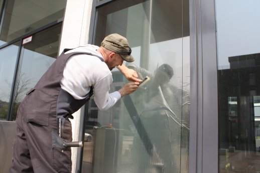 Monteur bei der Beschichtung.JPG