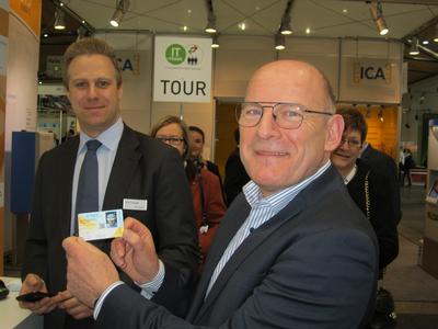 Pressefoto: Verkehrsminister Winfried Hermann mit Chipkarte am highQ-Stand