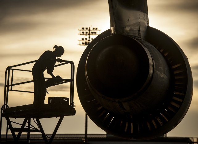 Flugzeug bei Sonnenuntergang.jpg