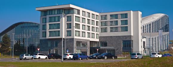 Das 2011 eröffnete 4****-Superior Hotel Fire & Ice liegt direkt an der JEVER SKIHALLE in Neuss. Das einzigartige Tagungshotel mit "Blick auf den Gletscher" bietet ein Höchstmaß an Aktivitäten, Foto: Caparol Farben Lacke Bautenschutz/Martin Duckek