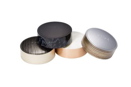 Sealing caps decorated in natural designs using Kurz CAP-tivate Luxury (Photo: Kurz)