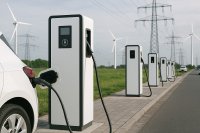 Im Rahmen des stark nachgefragten HDT-Seminars „Ladeinfrastruktur – Grundlagen, Gesetze und technische Umsetzung“ vermittelt Deutschlands ältestes technisches Weiterbildungsinstitut in seinem Stammhaus in Essen vom 24. bis 26. November 2025 unmittelbar in der Praxis anwendbares Know-how – von der Planung und Installation bis zum Betrieb von Ladepunkten.