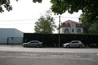 Ein Teil des Fertigungsprozesses in der links zu sehenden Schokoladenfabrik sorgte für Schwingungen und Vibrationen, die sich auf das rechts angrenzende Wohnhaus übertrugen