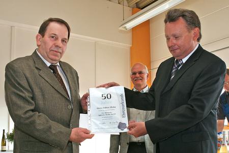 Pressefoto: Hubert Bleise (links) und Dr. Josef Staub (rechts) bei der Ehrung für die 50jährige Betriebszugehörigkeit