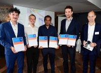 Preisträger des Innovationspreises (v.l.n.r.): Mathias Röth (RRD), Friedrich Töpfer (ILK), Reyya-Nitin Rao (RRD), Sebastian Spitzer (ILK), Roland Wilhelm (Moderator – RRD).