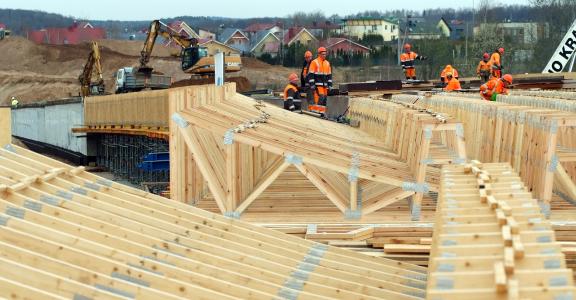 Gütesicherung von der Herstellung bis zur Montage: Das Plus an Sicherheit, das Mitgliedsunternehmen der Gütegemeinschaft Nagelplattenprodukte e.V. bieten, resultiert aus engmaschigen Qualitätskontrollen: Eigen- und Fremdüberwachungen sind Pflicht. Foto: MiTek Industries/GIN, Ostfildern; www.nagelplatten.de