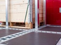 VarioSAVE basiert auf einem Schienensystem mit Rungentaschen und ermöglicht die formschlüssige Sicherung der Waren auf der Ladungsfläche in jede Richtung durch einfaches Stecken der Rungen.