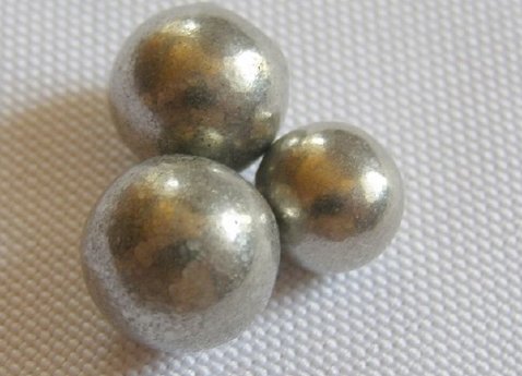 Nickelkugeln - Kugeln aus reinem Nickel, hergestellt nach dem Mond-Verfahren_Foto Rene Rausch.jpg