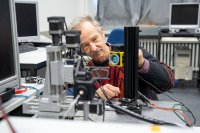 Prof. Dr. Friedrich Fleischmann bei der Arbeit an einem Messgerät im Institut für Mikroelektronik, Mikromechanik und Mikrooptik (I3m) der HSB. Dank des neuen Patents gelingen optische Analysen und Formmessungen an optischen Komponenten jetzt schneller, kompakter und zuverlässiger. Aktuell arbeitet das i3m unter anderem daran, die optische Wirkung von Gleitsichtbrillen so zu bestimmen, wie sie im Alltag tatsächlich genutzt werden – und nicht nur an normierten Messpunkten(zum Herunterladen mit rechter Maustaste klicken und 