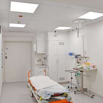 www.as-led.de-Patientenzimmer-der-IMC-station-sind-mit-dimmbaren-1000-lux-Lichtleistung-am-.jpg