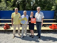 v.l.: Michael Becking, Ralf Schmidt, Theresa Jollet und Rainer Salz bei der Spendenübergabe.