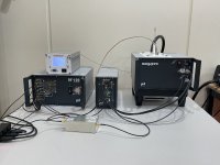 Das im Projekt entwickelte Verfahren basiert auf einem Benchtop Gerät zur Messung der magnetischen Kernresonanz (NMR), welches gekoppelt mit einer Heizeinheit ein zeitaufgelöstes Signal während des Heizprozesses ausgibt. Dieses Signal kann in den Rigidity Index umgerechnet und zur stofflichen Charakterisierung verwendet werden. (Foto: Daniel Haddad, Fraunhofer IIS)