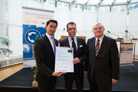 v. l. n. r.: Bundeswirtschaftminister Philipp Rößler, Weidmüller Finanzvorstand Harald Vogelsang und DIHK-Präsident Hans Heinrich Driftmann bei der Urkundenübergabe