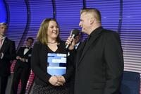 Deutschlands beste Fotografin kommt aus Göppingen / Lea Theweleit (li.) siegte jetzt beim Leistungswettbewerb auf Bundesebene / Moderator Christian Krack vom Lokalsender 107,7 interviewte sie als Kammersiegerin im Oktober in Stuttgart / Foto: HWK