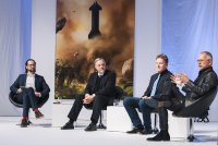 Nach den Vorträgen, traten die Referenten in der Diskussionsrunde mit dem Publikum in einen aktiven Dialog. Im Bild v.l.n.r.: Moderator Benedikt Hofmann (Chefredakteur des MM MaschinenMarkt), Prof. Dr. Klaus Schilling (Vorstand des Zentrums für Telematik Würzburg), Dr. Hans Koenigsmann (ehemaliger Vizepräsident sowie Chefingenieur von SpaceX) und Michael Najjar (international renommierte Fotokünstler und Pioneer Astronaut). / (C) Wittenstein Stiftung / Michael Pogoda