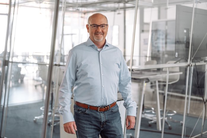 Doug Surrett - CEO bei cplace - Standing.jpg