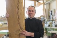 Gerhard Huber ist Schreiner aus Leidenschaft. Für seine kreativen Arbeiten setzt er voll auf die Branchensoftware Swood Gerhard Huber ist Schreiner aus Leidenschaft. Für seine kreativen Arbeiten setzt er voll auf die Branchensoftware Swood
