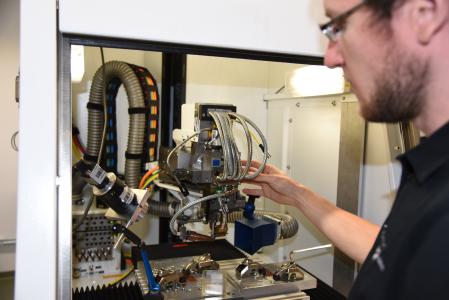 Erste Versuche mit der neuen Laseranlage durch Doktorand Markus Hofele (© Hochschule Aalen / Gaby Keil)