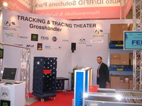 AIM-D Tracking & Tracing Theatre mit RFID Gate, Transportsystem und Kommissionierregal