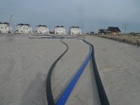 Mit grabenloser Technologie ist der Leitungsbau auf schonende Art überall möglich, auch in sensiblen Gebieten wie hier am Ostessestrand.
