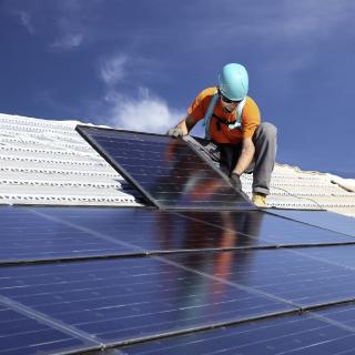 Weidmüller VARITECTOR PU PV: Photovoltaik-Anlagen sind an exponierter Stelle installiert. Um eine maximale Systemverfügbarkeit zu gewährleisten, sind die Anlagen mit entsprechender Schutztechnologie auszustatten
