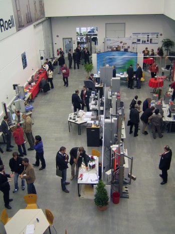 Fachmesse 07 _ Blick von oben in Ausstellungahalle.JPG