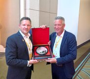 Auf dem diesjährigen Global Partner Summit wurde AIRadio mit dem renommierten Fast Growing Partner Award von Hytera ausgezeichnet. (Hier im Bild: Projektleiter Johann Materi links und Geschäftsführer von AIRadio Deutschland Mario Kirchner rechts)