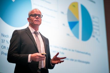 Ulrich Binnebößel, Bereich Zahlungsverkehr und Logistik beim HDE, stellt auf dem Fachkongress „Digitalisierung kennt keine Grenzen – Bargeldprozesse 2.0“; Foto: Michael Schmidt/ALVARA AG